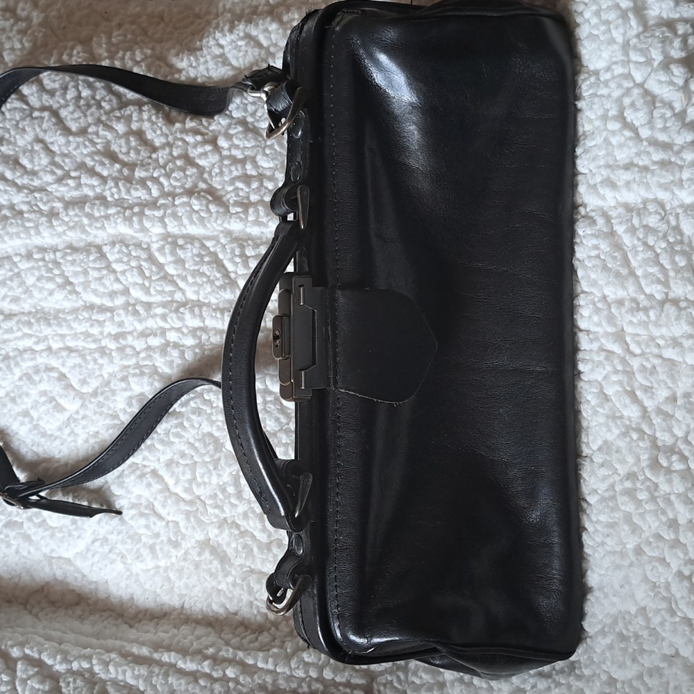 Vintage sturdy structure Black leather boxy rectangler shape shoulder Dr. Bag